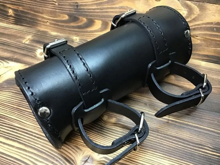Barilotto Porta Attrezzi a Rullo Moto Custom Piccolo Rotondo in Cuoio Nero - Ricambi e Accessori Moto