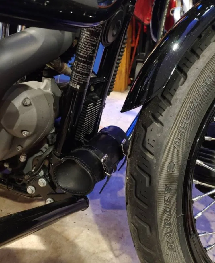 Barilotto Porta Attrezzi a Rullo Moto Custom Piccolo Rotondo in Cuoio Nero - Ricambi e Accessori Moto
