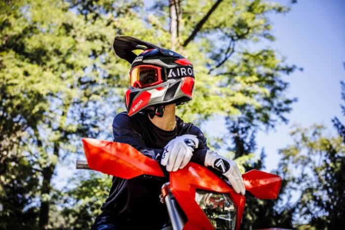 Casco Motocross Airoh Wraaap Conquer Gloss ECE 22.06 - Abbigliamento e Accessori